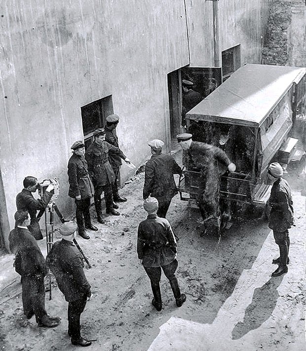 Подсудимых по Шахтинскому делу конвоируют сотрудники ОГПУ, 1928 год