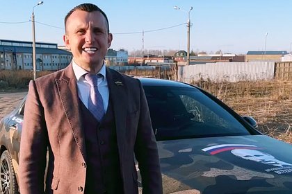 Депутат снял ролик о непростом времени на фоне Mercedes с портретом Путина