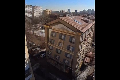 В Москве появился дом с «падающей стеной»
