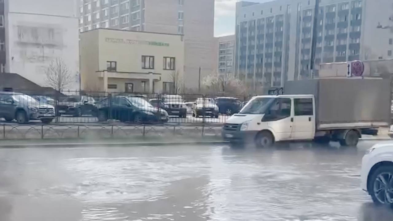 В Петербурге машины «искупались» в кипятке из-за аварии: Город: Среда  обитания: Lenta.ru