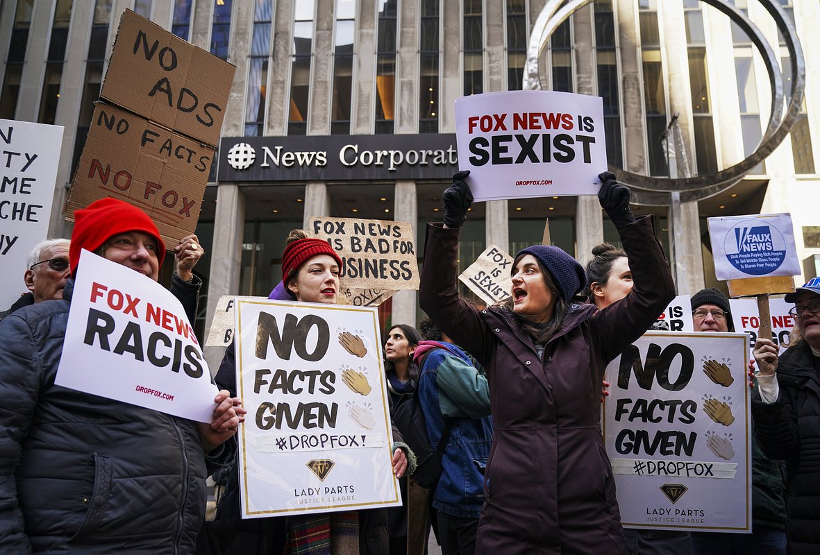Протесты у здания Fox News из-за сексистских и расистских высказываний ведущего Такера Карлсона