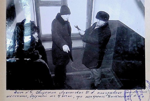 Игорь Лукашевич со следователями в подъезде дома Валерии Зарубиной
