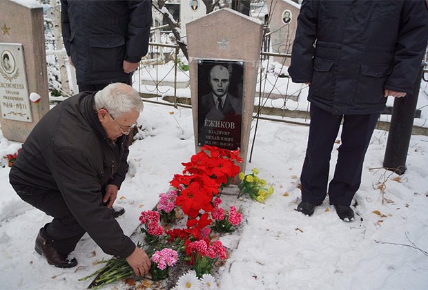 На могиле Владимира Ежикова