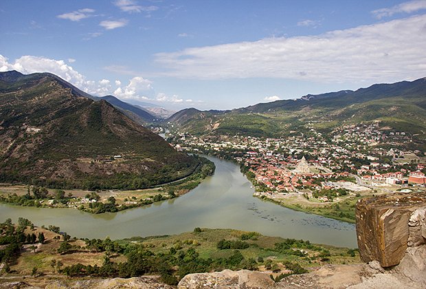 Вид из монастыря Джвари с вершины горы на слияние рек Куры и Арагви и город Мцхета в Грузии