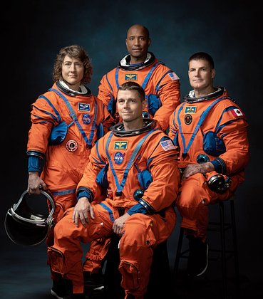 Команда миссии НАСА Аrtemis 2 (слева направо): астронавты НАСА Кристина Хэммок Куч, Рейд Уайзман (сидит), Виктор Гловер и астронавт Канадского космического агентства Джереми Хансен. Фото: NASA