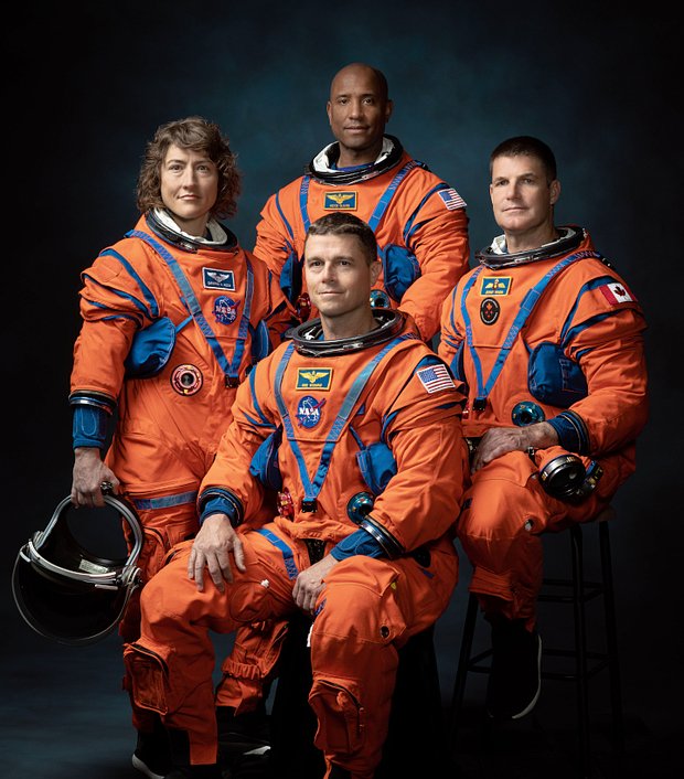Команда миссии НАСА Аrtemis 2 (слева направо): астронавты НАСА Кристина Хэммок Куч, Рейд Уайзман (сидит), Виктор Гловер и астронавт Канадского космического агентства Джереми Хансен
