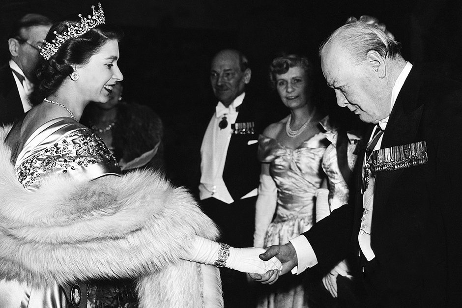 Принцесса Елизавета приветствует Уинстона Черчилля, лидера Верной оппозиции Его Величества, 23 марта 1950 года