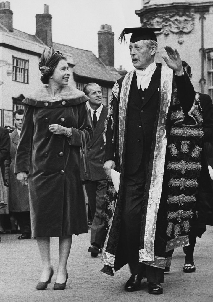 Королева Елизавета II и премьер-министр Гарольд Макмиллан, канцлер Оксфордского университета, Оксфорд, 4 ноября 1960 года