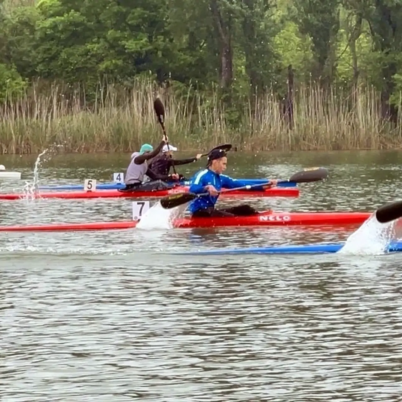 Лодка байдарка спортивная