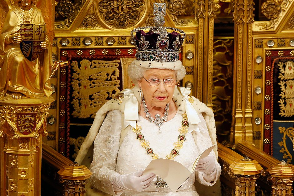 Королева Елизавета II читает тронную речь во время торжественного открытия сессии парламента в палате лордов в Вестминстерском дворце, 18 мая 2016 года