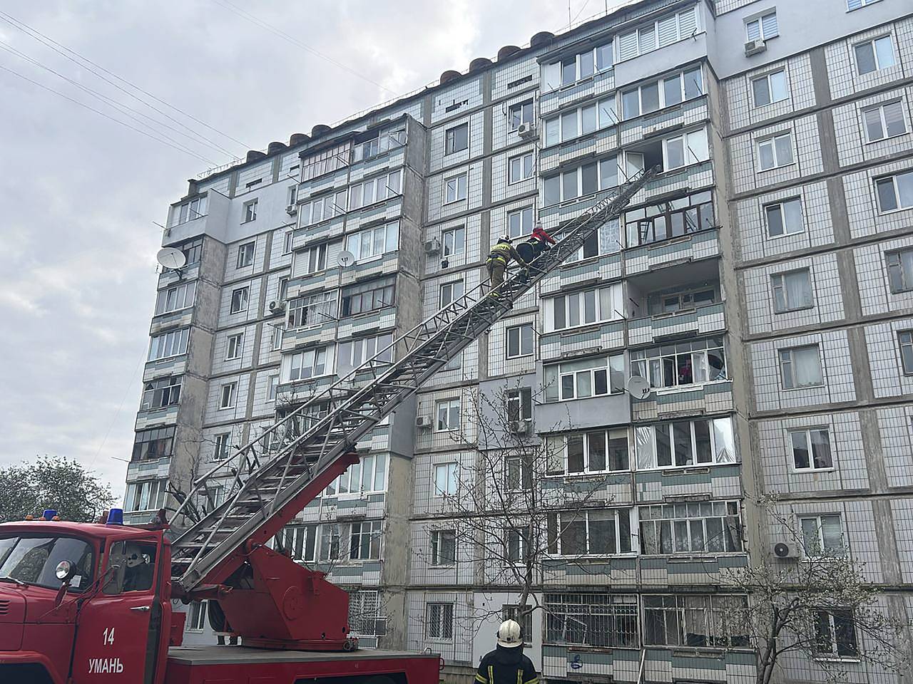 Стало известно о взрыве многоэтажки в Умани после попадания украинской  ракеты: Украина: Бывший СССР: Lenta.ru