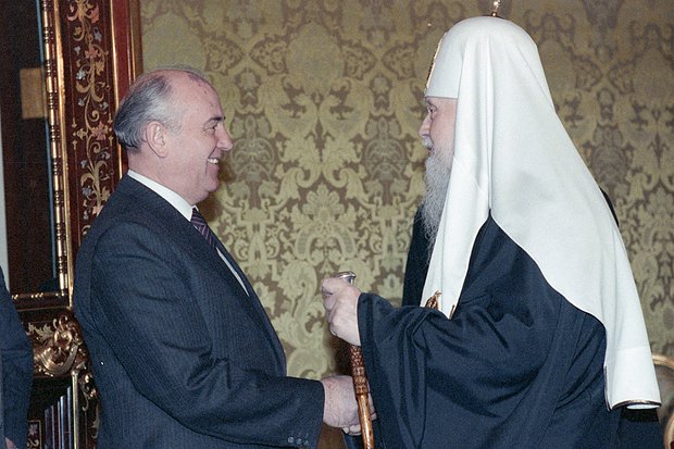 Горбачев и патриарх Пимен, 29 апреля 1988 года. Фото: Александр Чумичев, Юрий Лизунов / ТАСС