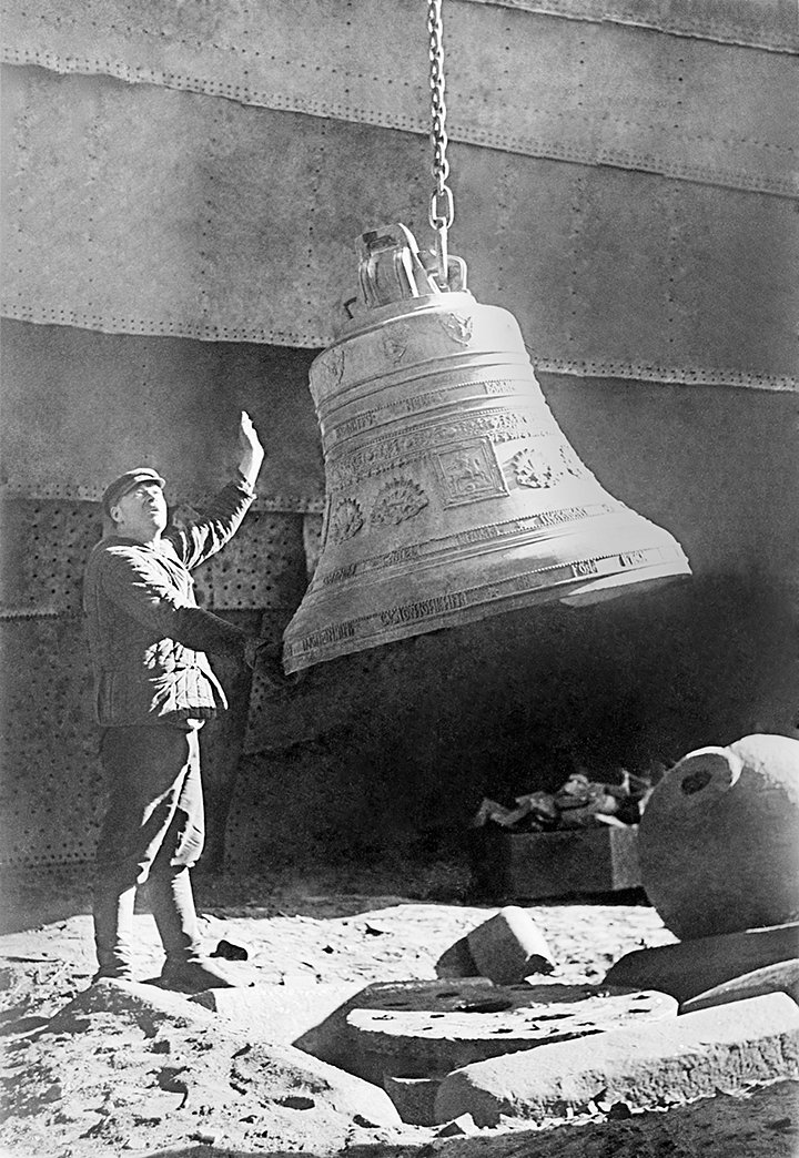 Снятие колоколов с храма Христа Спасителя, 1930 год