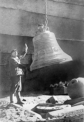Снятие колоколов с храма Христа Спасителя, 1930 год. Фото: Дмитрий Дебабов / РИА Новости