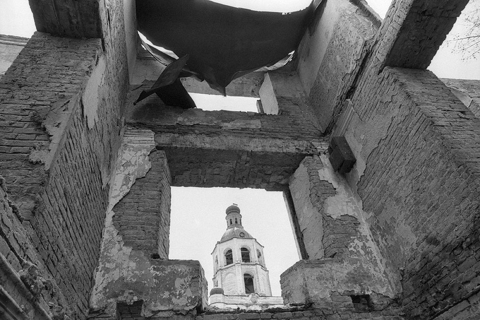 Вид на разрушенный храм, на территории которого расположилось подсобное хозяйство Усть-Куломского леспромхоза