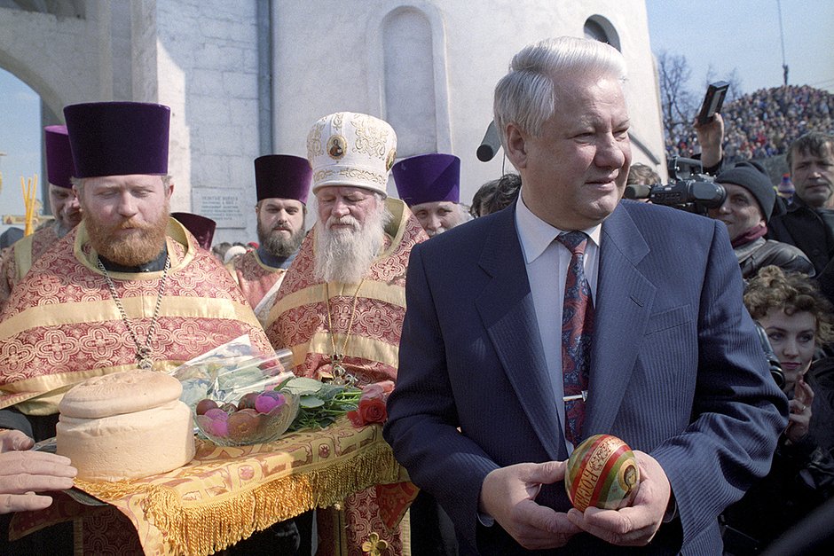 Борис Ельцин на праздновании Пасхи во Владимире