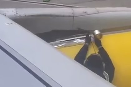 Женщина уличила авиакомпанию в ремонте лайнера изолентой и насмешила подписчиков