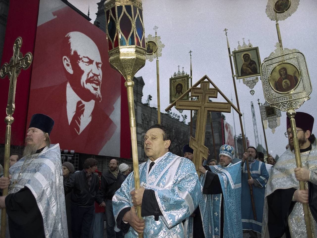 Опомнитесь, безумцы» Во времена СССР Церковь потеряла все. Как РПЦ  восстанавливала свое могущество?: Политика: Россия: Lenta.ru