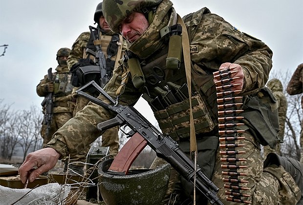 Военный снаряжает пулеметную ленту. Фото: Reuters