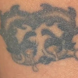 Немецкая девушка сделала татуировку с колбасой