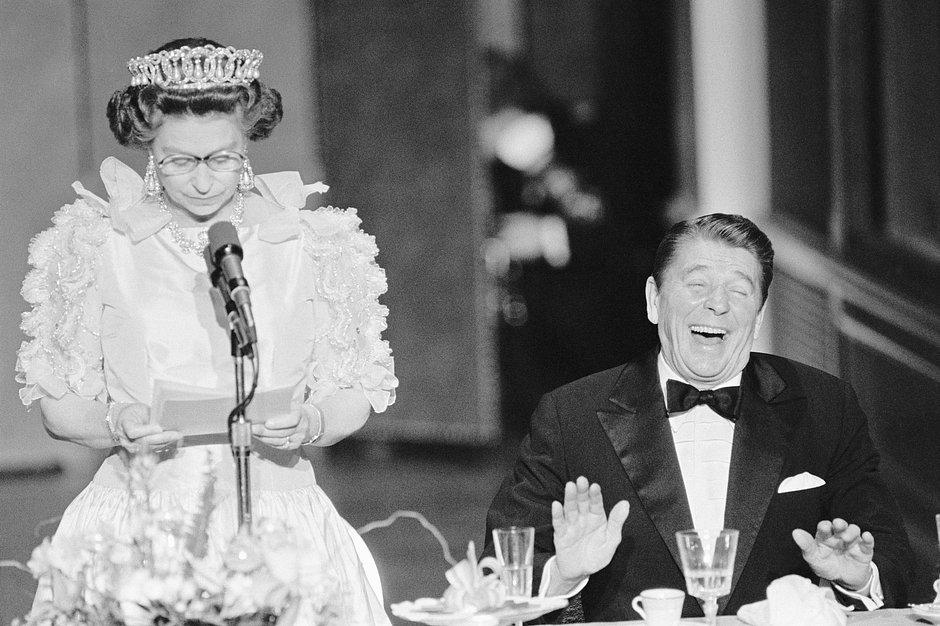 Президент США Рональд Рейган смеется над шуткой королевы Елизаветы II, которая прокомментировала паршивую калифорнийскую погоду, Сан-Франциско, 3 марта 1983 года