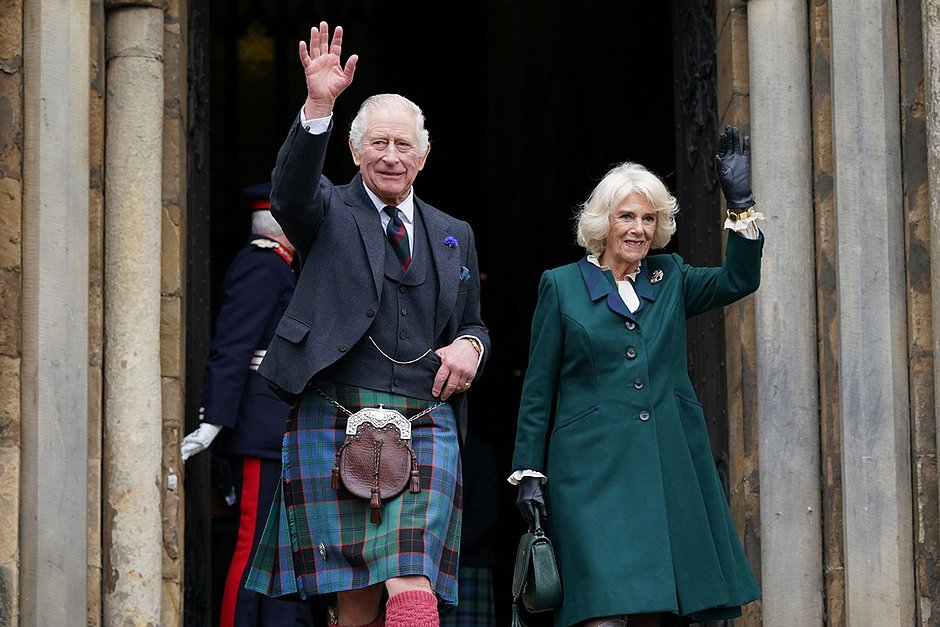 Король Карл III и Камилла, королева-консорт, покидают Данфермлинское аббатство, 3 октября 2022 года в Данфермлине, Шотландия