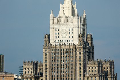 МИД пообещал жестко ответить на вторжение в школу при посольстве России в Польше