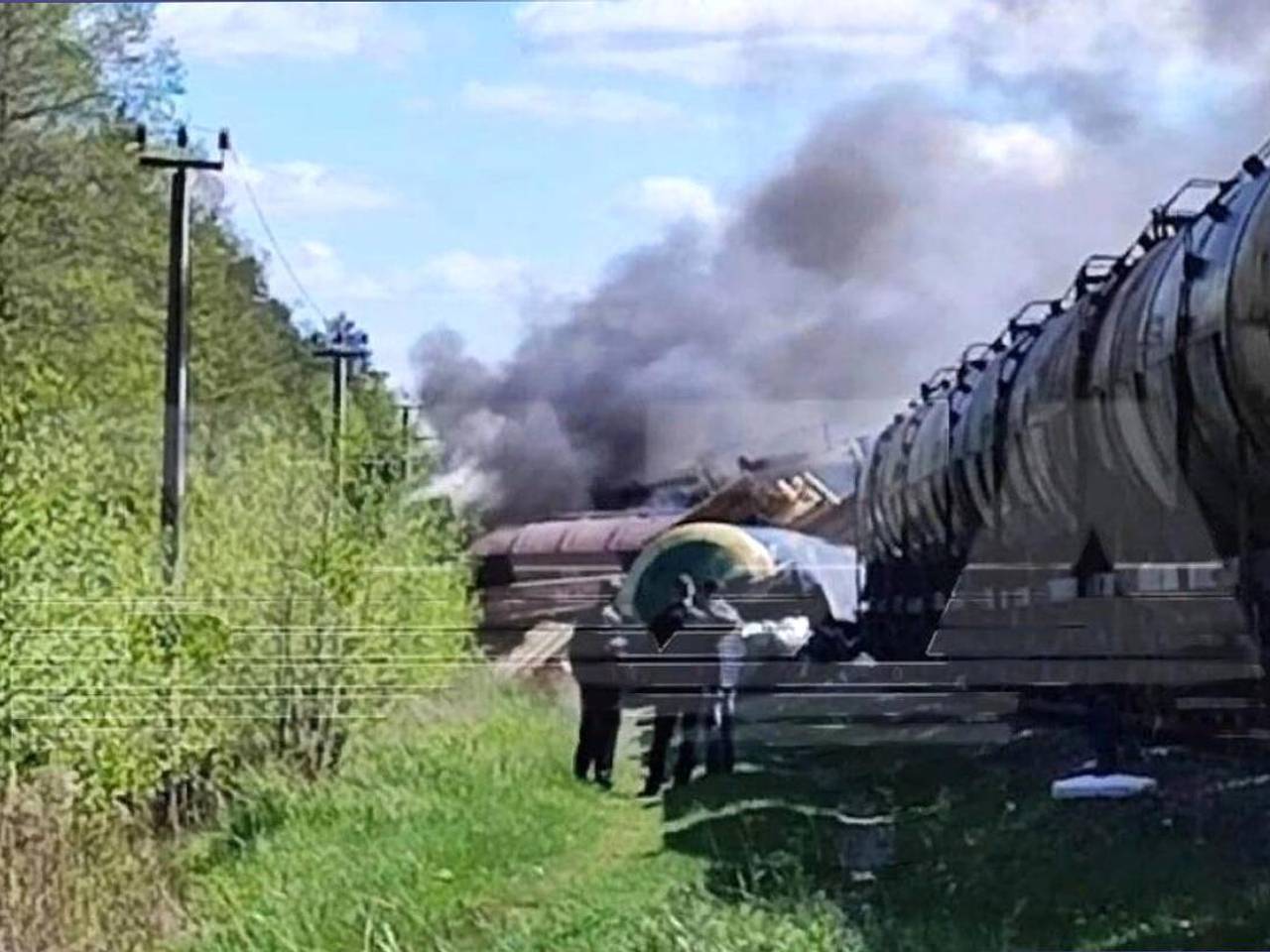 Поезд сошел с рельсов под Брянском в результате подрыва железной дороги.  Что известно о случившемся?: Происшествия: Россия: Lenta.ru