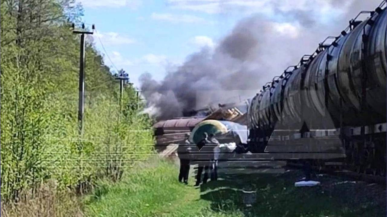 Поезд сошел с рельсов под Брянском в результате подрыва железной дороги.  Что известно о случившемся?: Происшествия: Россия: Lenta.ru