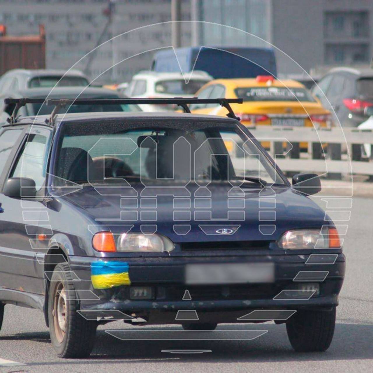 Москвича задержали из-за скотча в цветах флага Украины на бампере машины:  Общество: Россия: Lenta.ru