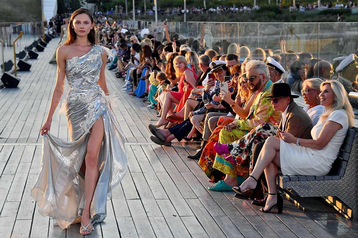 Модель демонстрирует одежду из новой коллекции Валентина Юдашкина в рамках Недели моды в парке «Зарядье» в Москве в 2022 году