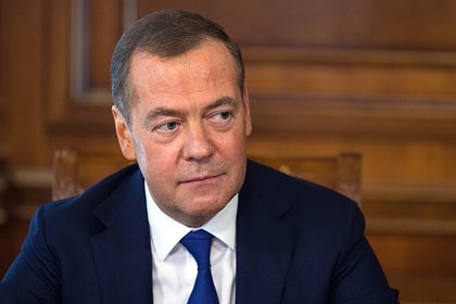 Медведев прокомментировал снятие ограничения с его поста в Twitter о Польше