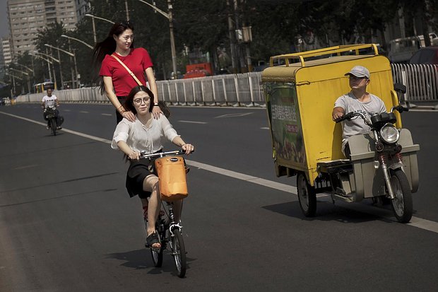 Китайские девушки на улице Пекина. 10 сентября 2014 года