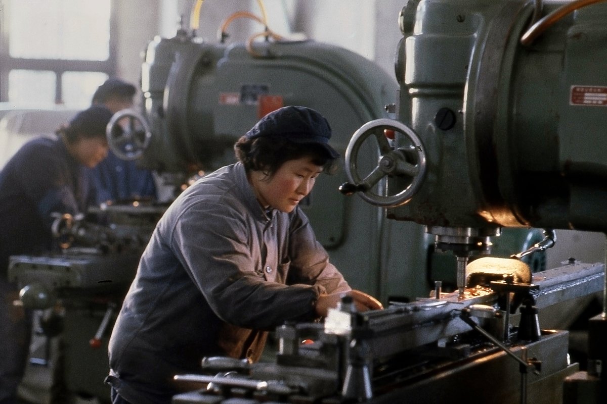 Сотрудница фабрики работает на токарном станке. Хэфэй, провинция Аньхой, 1979 год