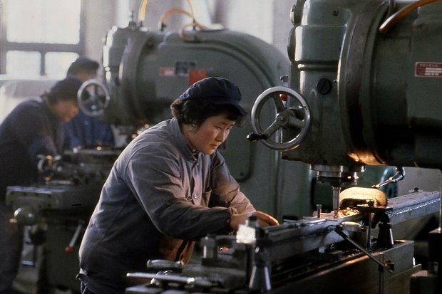 Сотрудница фабрики работает на токарном станке. Хэфэй, провинция Аньхой, 1979 год. Фото: Nik Wheeler / Corbis / Getty Images