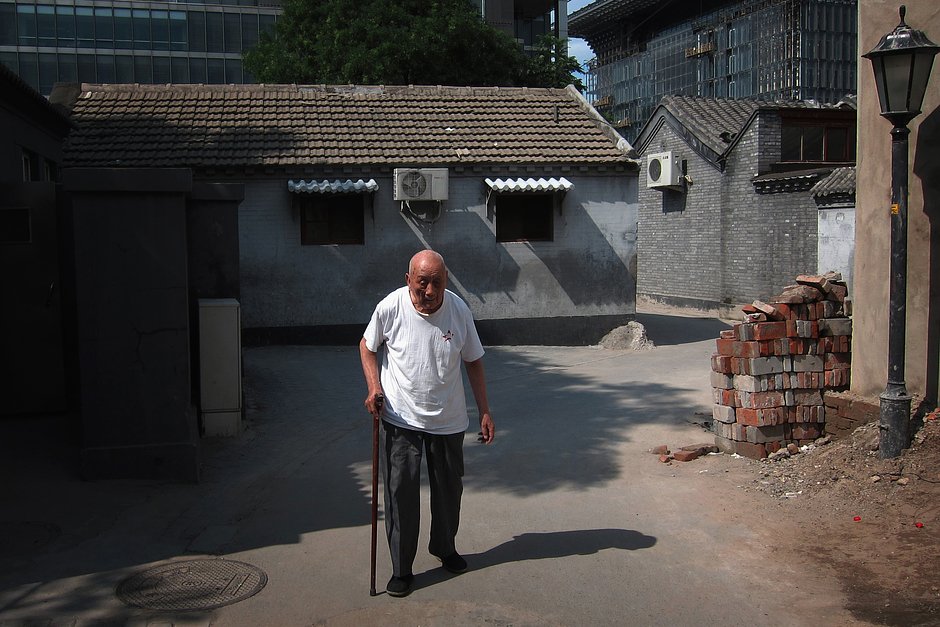 Пожилой китаец в центре Пекина. 12 июля 2012 года