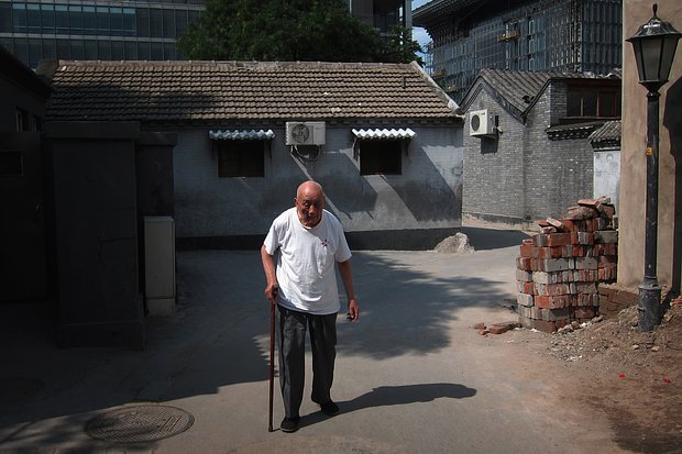 Пожилой китаец в центре Пекина. 12 июля 2012 года. Фото: David Gray / Reuters