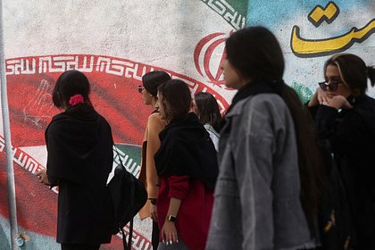 Иранок уличили в саботаже ношения хиджаба за 5 долларов в час