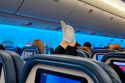 Пассажирка самолета задрала ноги во время полета и вызвала споры в сети
