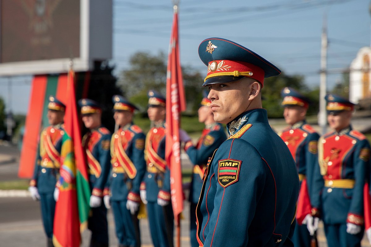 Военнослужащие на церемонии поднятия флага в День Победы в Тирасполе, ПМР, 9 мая 2022 года
