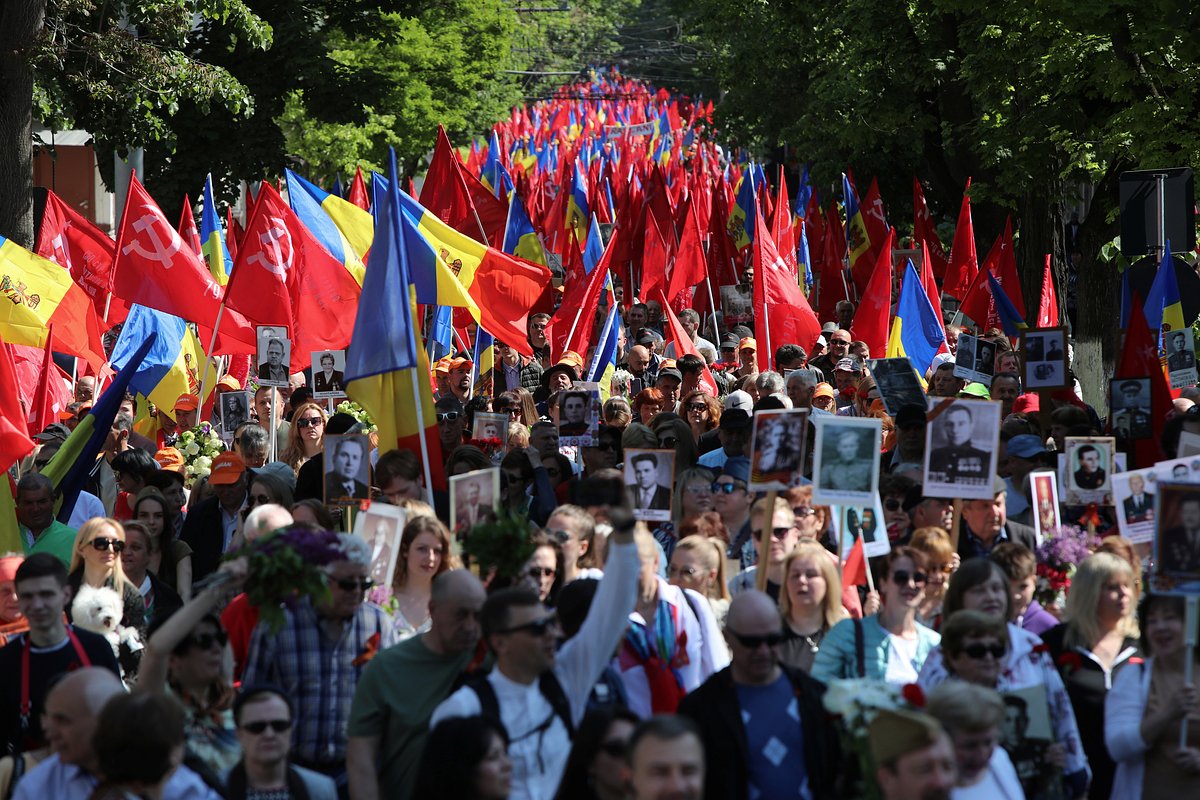 Участники марша «Бессмертный полк» в Кишиневе, Молдавия, 9 мая 2022 года
