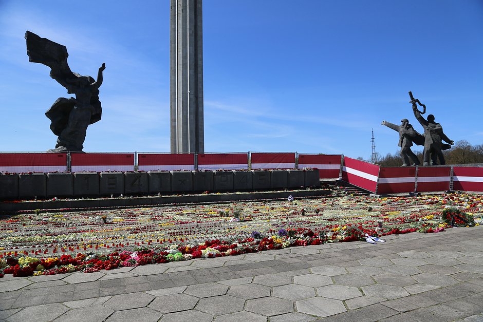 Цветы у ныне снесенного памятника освободителям Советской Латвии и Риги от немецко-фашистских захватчиков, Рига, Латвия, 9 мая 2022 года