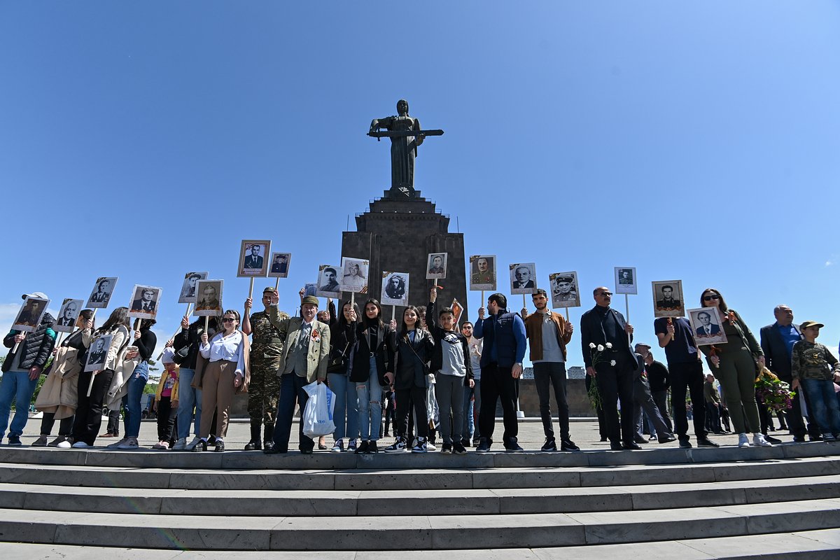 Участники акции «Бессмертный полк» в Ереване, Армения, 9 мая 2022 года