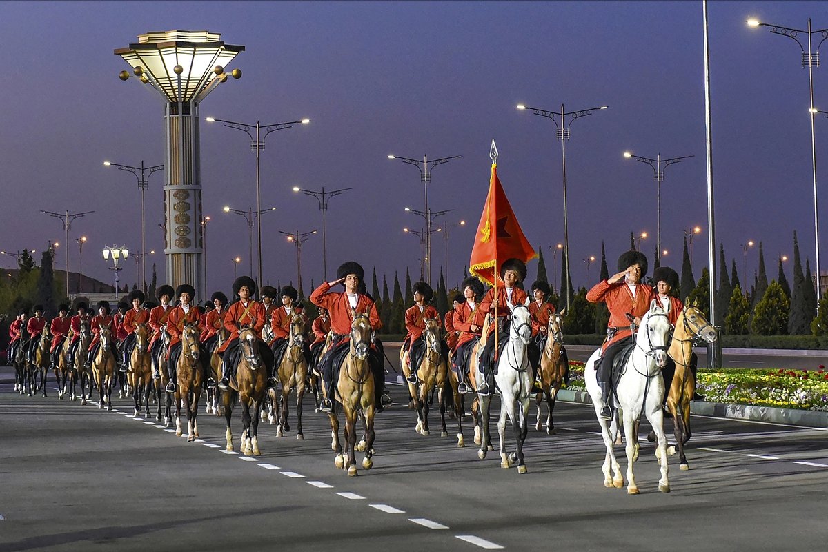 Солдаты в национальной форме верхом на лошадях во время празднования 75-й годовщины Победы в Ашхабаде, Туркмения, 9 мая 2020 года
