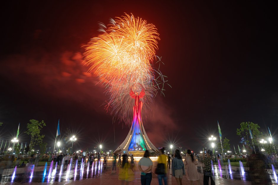 Жители Ташкента наблюдают за фейерверком во время праздничных мероприятий в столице, 9 мая 2022 года