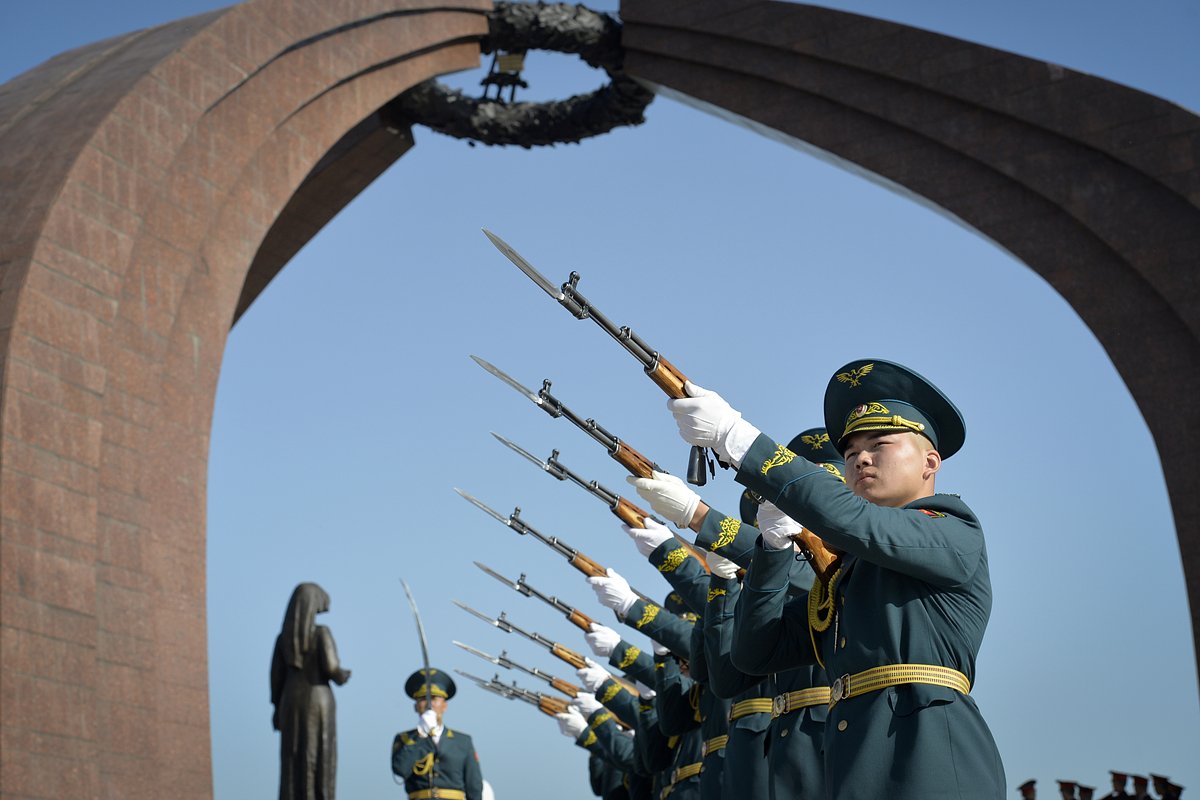 Военнослужащие Вооруженных сил Киргизии салютуют в День Победы в Бишкеке, Киргизия, 9 мая 2022 года