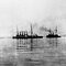 Крейсер «Варяг» (слева) и канонерская лодка «Кореец» возвращаются после боя, 1904 год