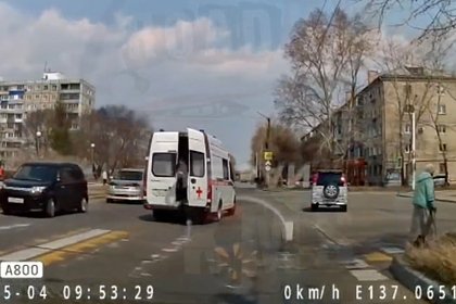 Побег россиянина из автомобиля скорой помощи на ходу попал на видео