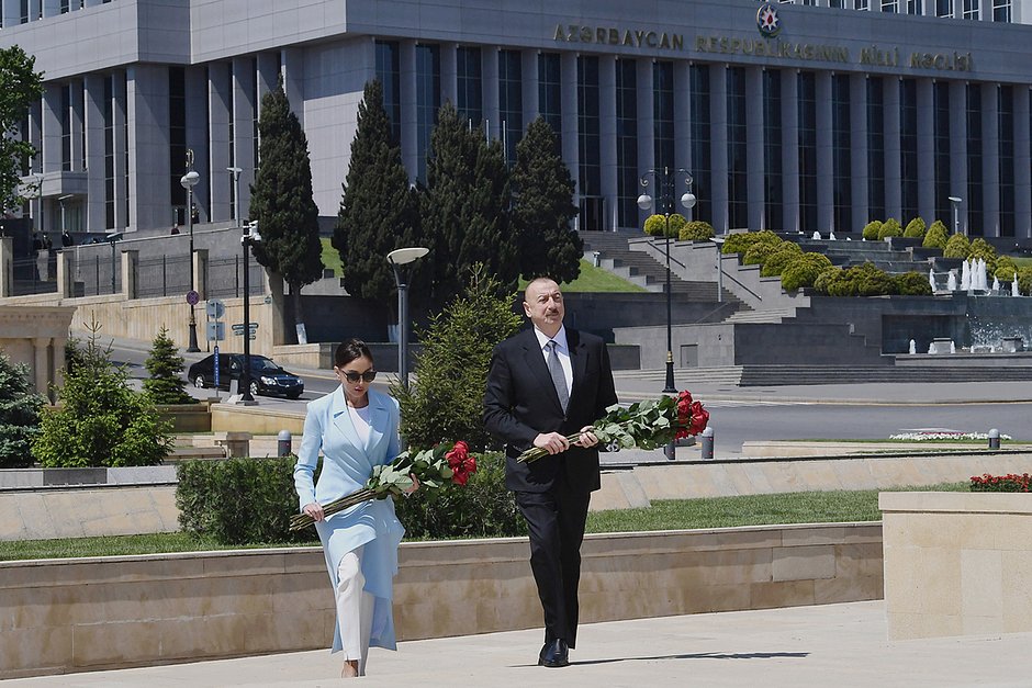 Президент Азербайджана Ильхам Алиев и его супруга Мехрибан Алиева возлагают цветы к памятнику генерал-майору танковых войск Ази Асланову в Баку, 9 мая 2020 года