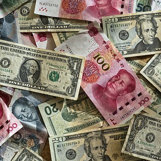 Названа способная обогнать доллар по популярности валюта